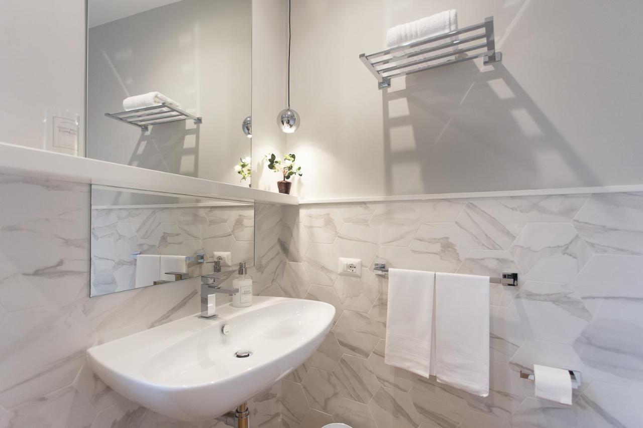 Deluxe Double Room Shower