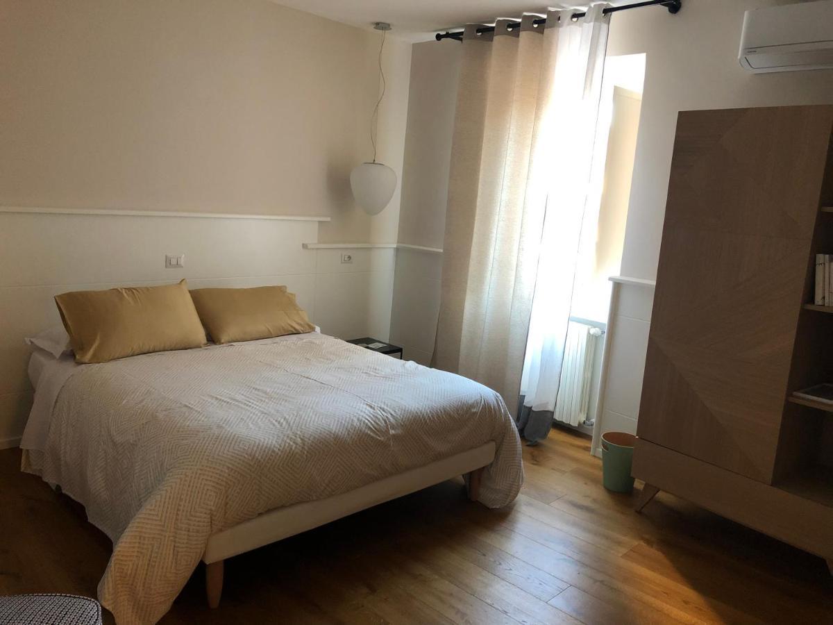 Deluxe Double Room Shower