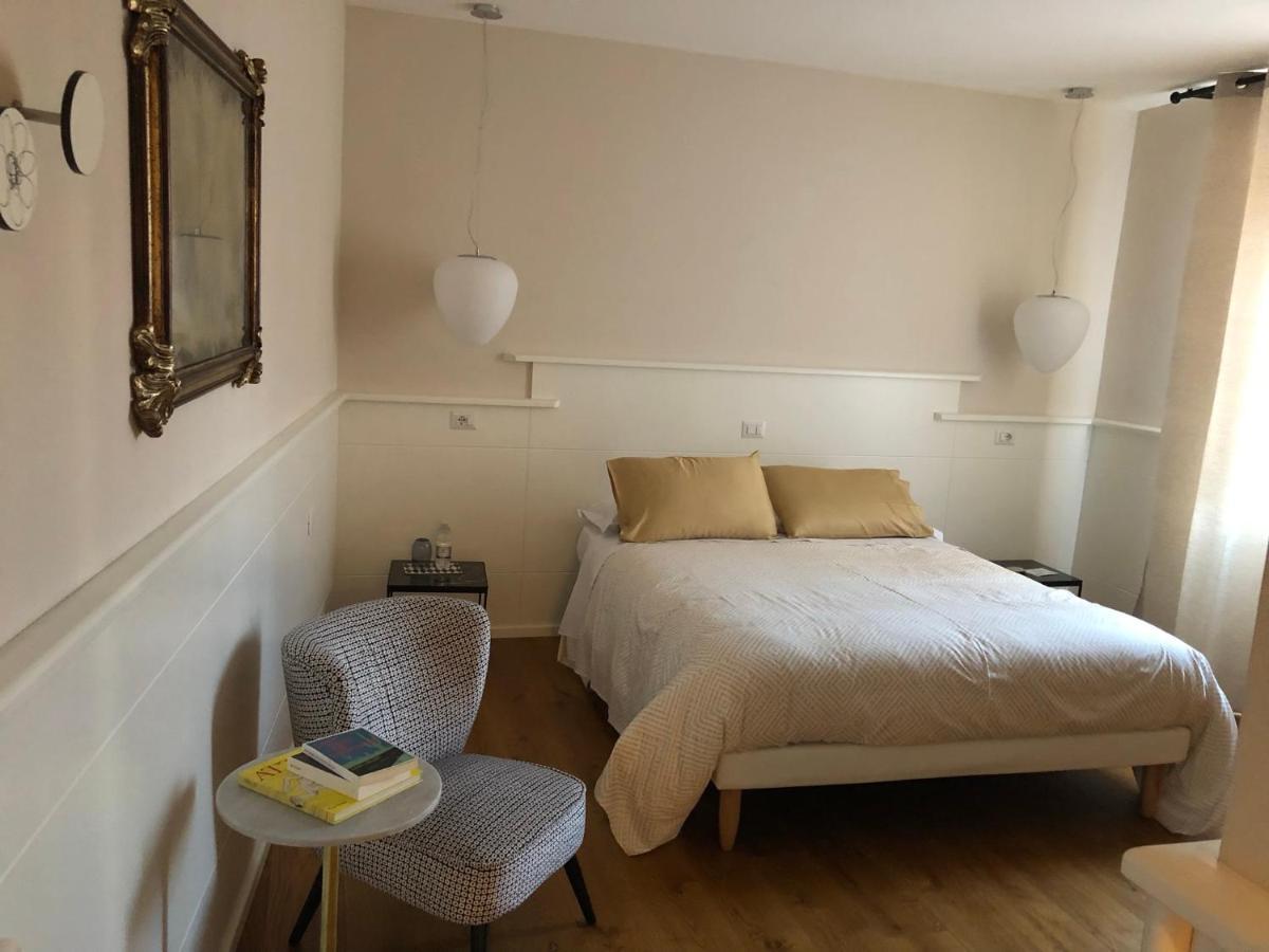Deluxe Double Room Shower